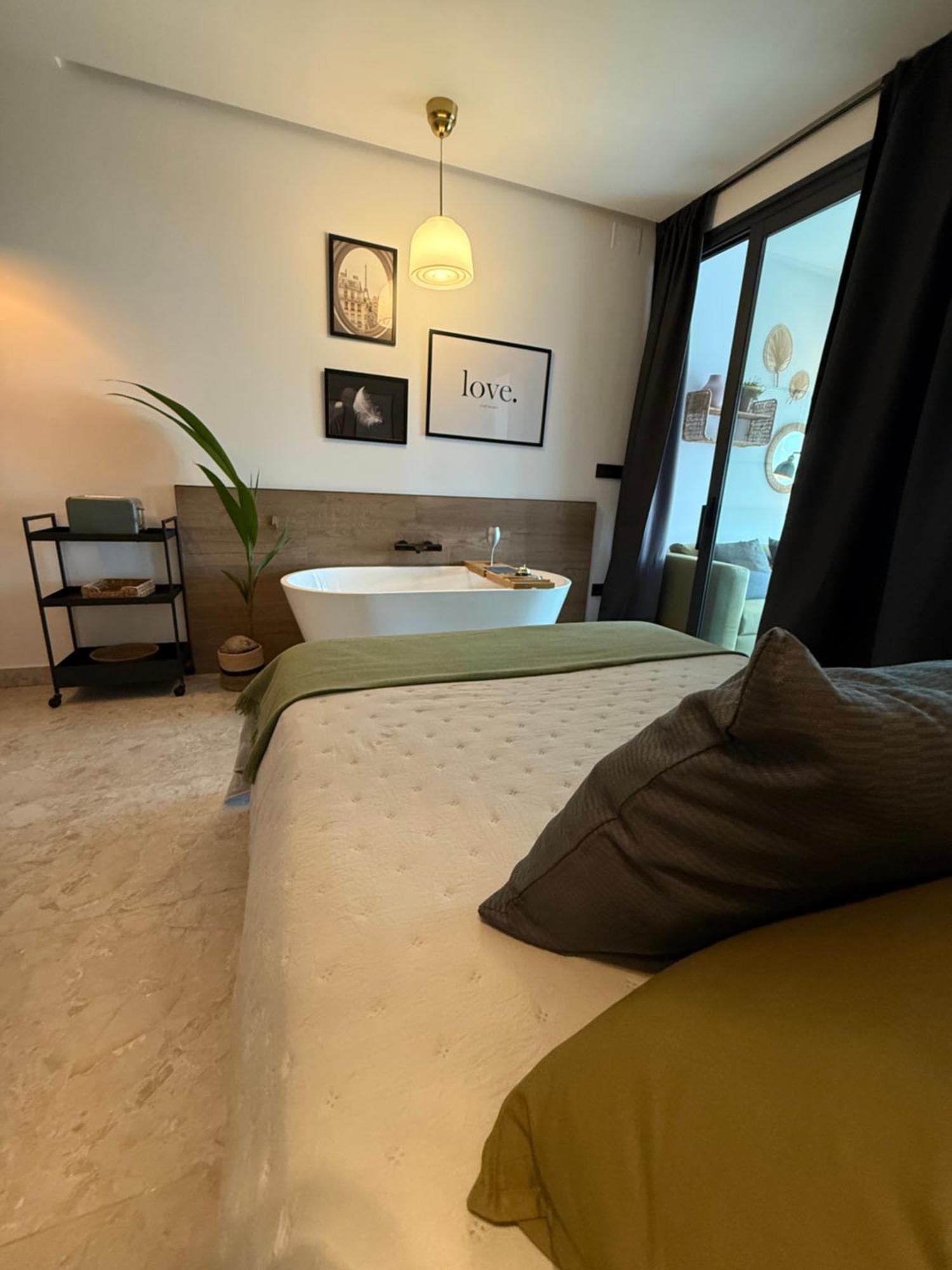 Victoria Loft Bed & Breakfast Кастел де Феро Екстериор снимка